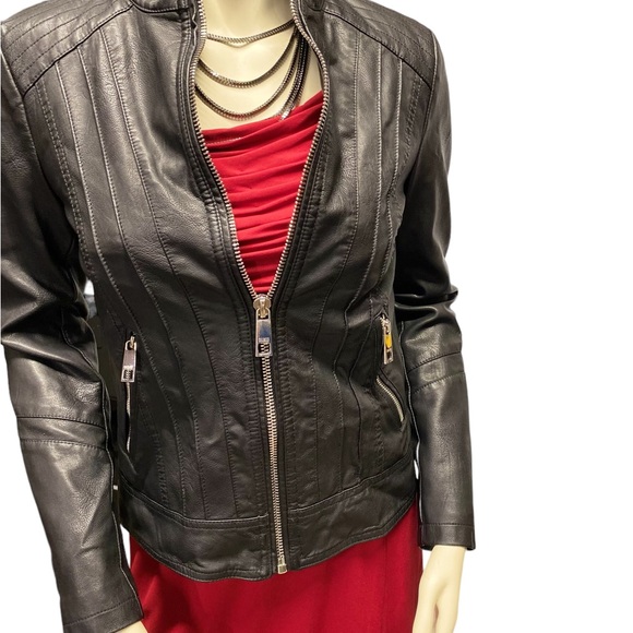 Gorgeous designer dress with so many options! - Picture 7 of 9